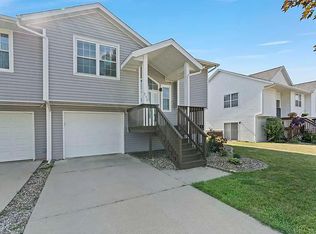 950 Dry Run Creek Ct, Hiawatha, IA 52233