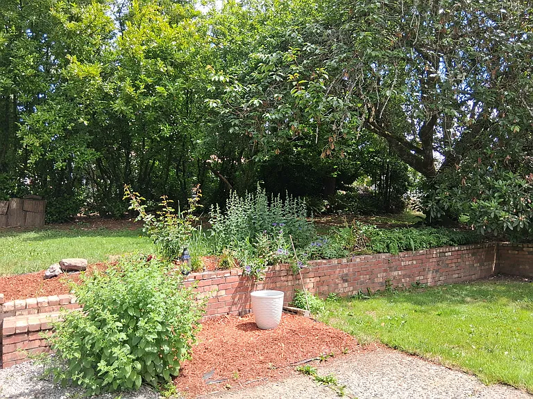 640 SE Williams Rd — Photo 6