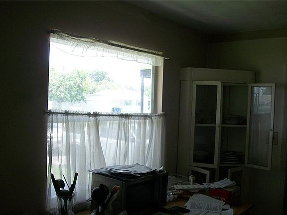 3rd image of 6116 Pershing St NE