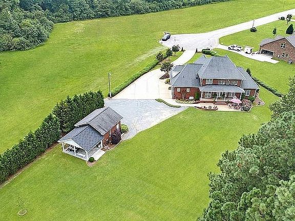 4th image of 321 Planters Ln