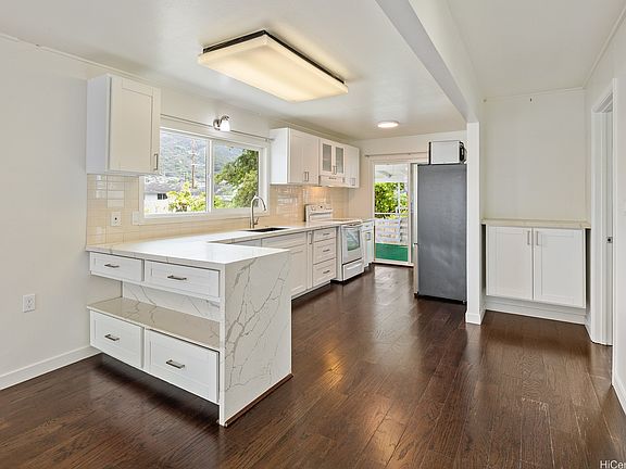 4th image of 1592 Perry St