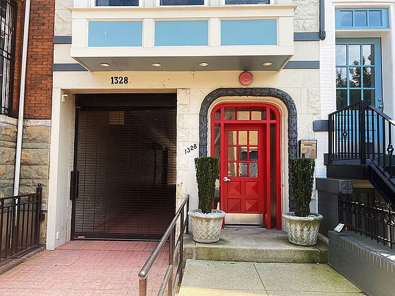 DC Townhouse-style condo 