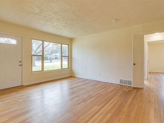 4th image of 4728 Lowell Ln