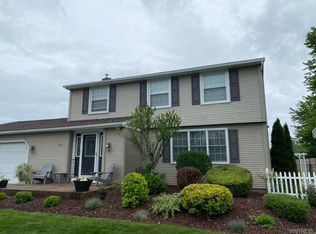 7106 Old English Rd, Lockport, NY 14094