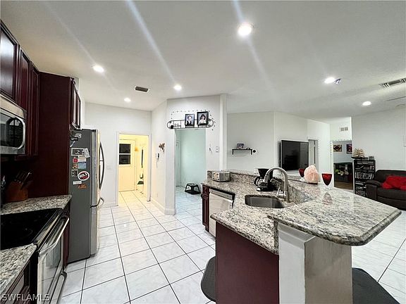 3rd image of 902 Edward Ave