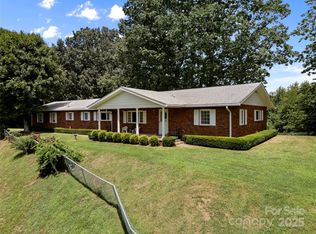 280 Apple Blossom Ln, Waynesville, NC 28786