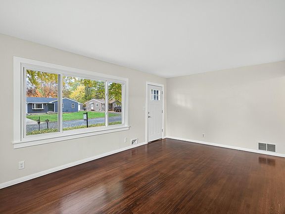 5th image of 165 Sherrie Ln