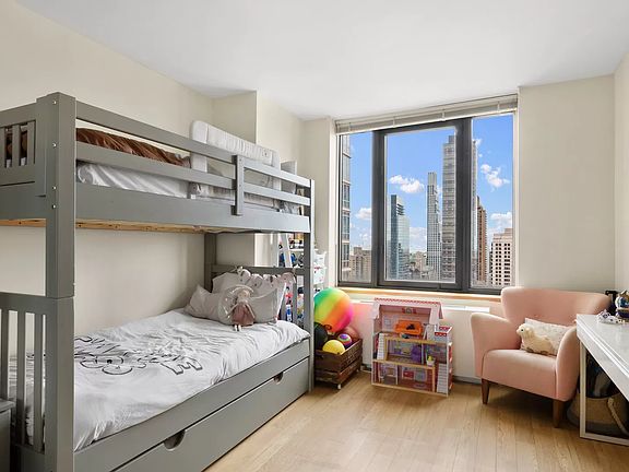 5th image of 161 W 61st St APT 31C