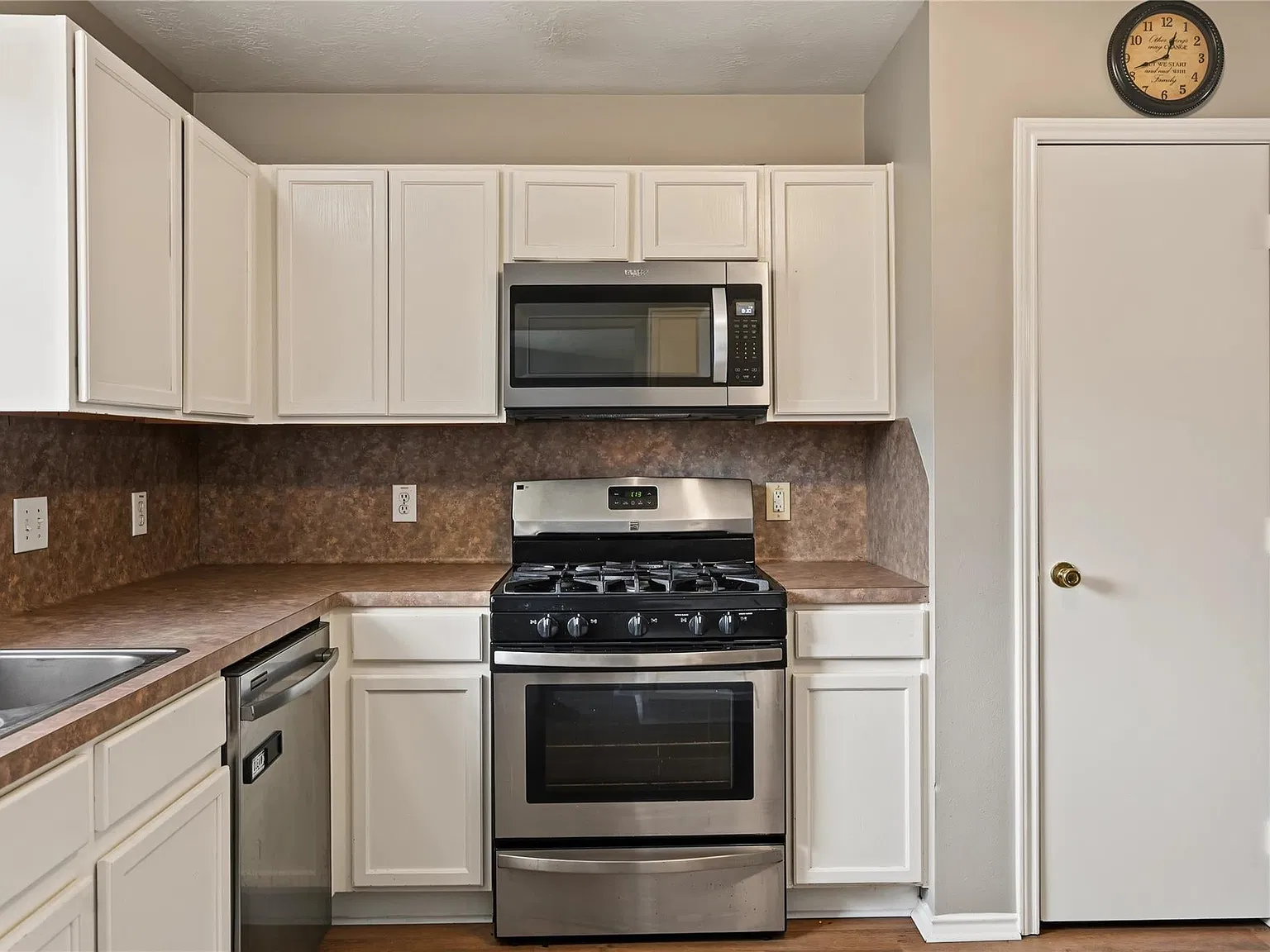 4 bed, 2.5 bath, 1892 sqft, $1,990 — Photo 3