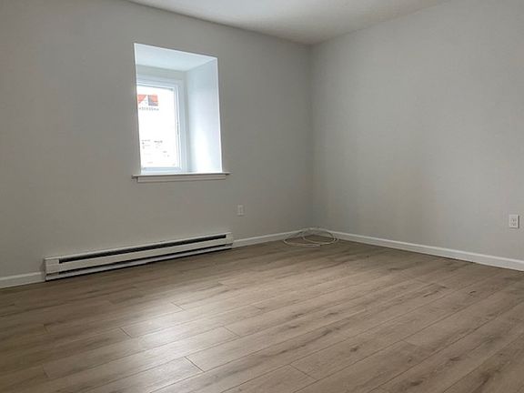 3rd image of 960 Violet Ave APT 1