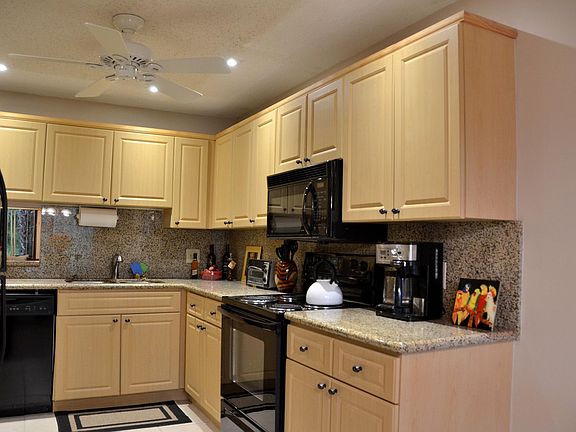 2nd image of 10022 Shadywood Pl