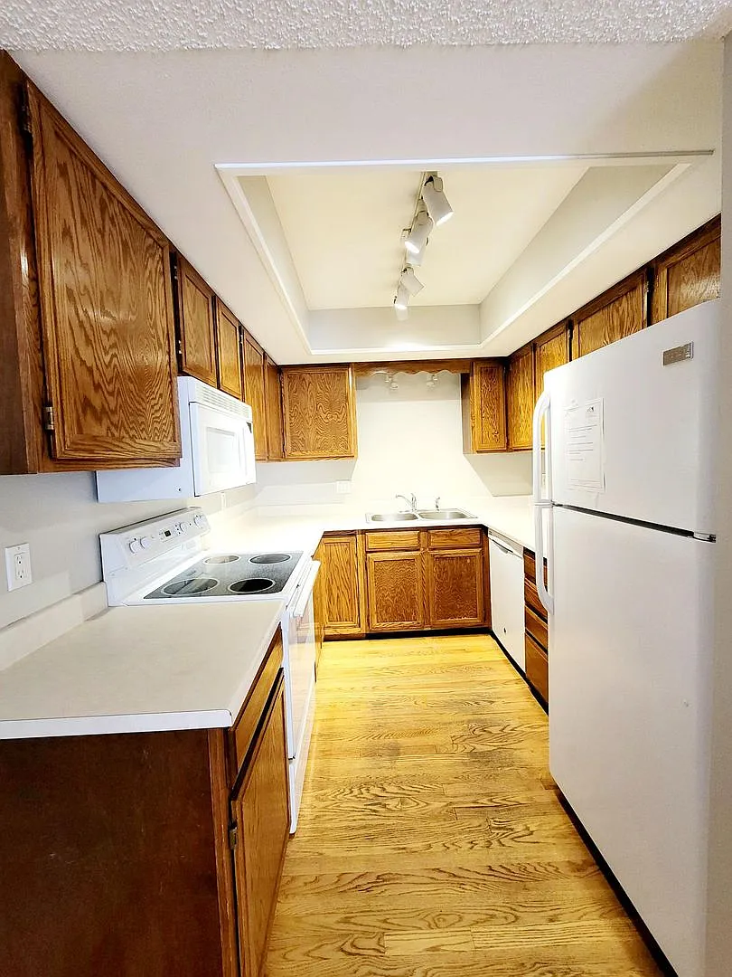 Well Maintained Townhome with Semi-private patio! — Photo 4