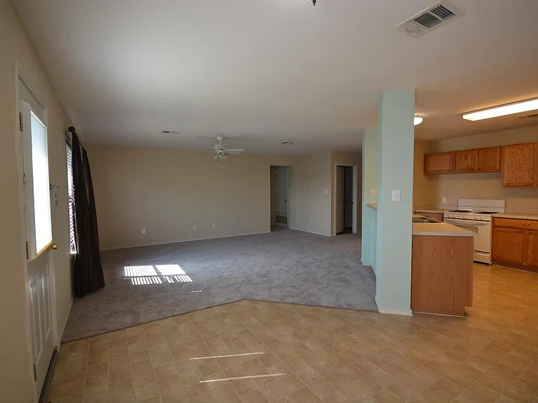 410 Goldenrod St — Photo 7
