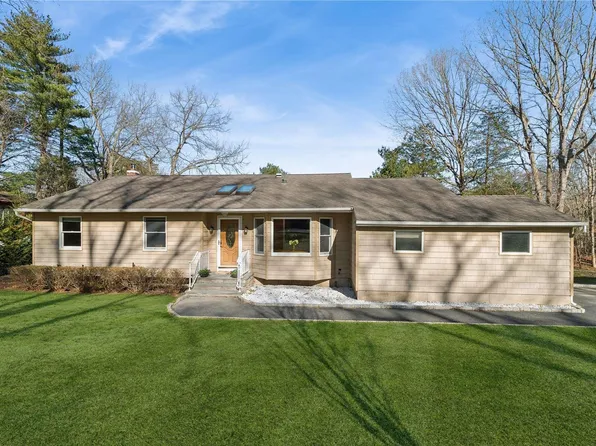 7 Cleveland Place, Smithtown, NY 11787
