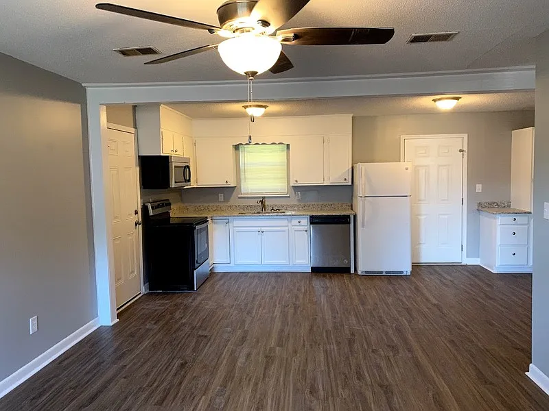 3 bed, 1.0 bath, 1014 sqft, $1,250 — Photo 3