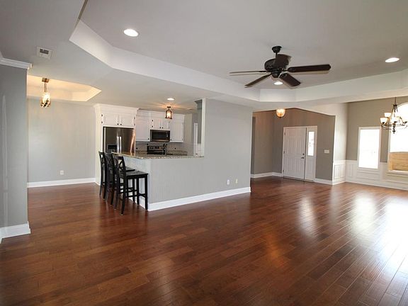 3rd image of 1820 Moorhill Estate Dr