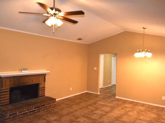 3rd image of 1829 Creekside Ct