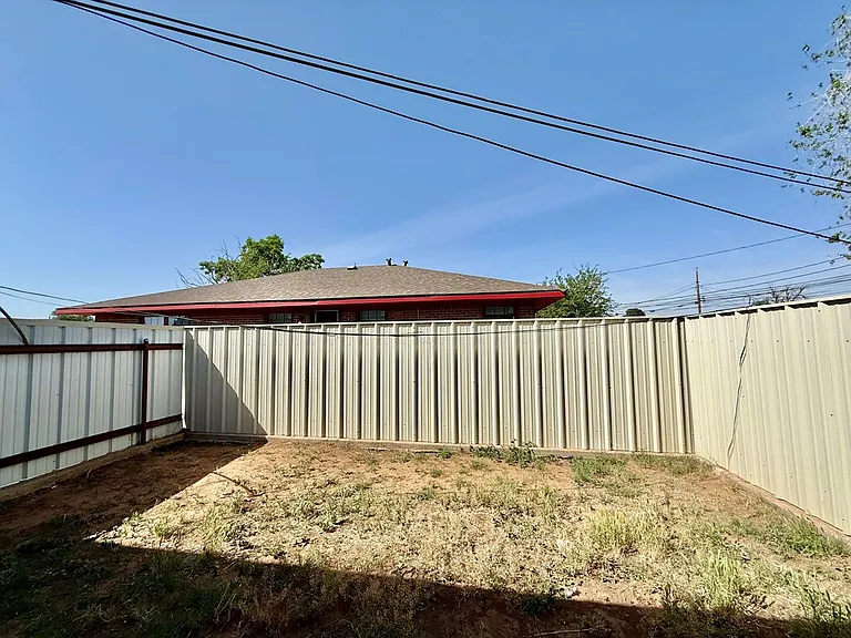 610 Burleson St — Photo 9