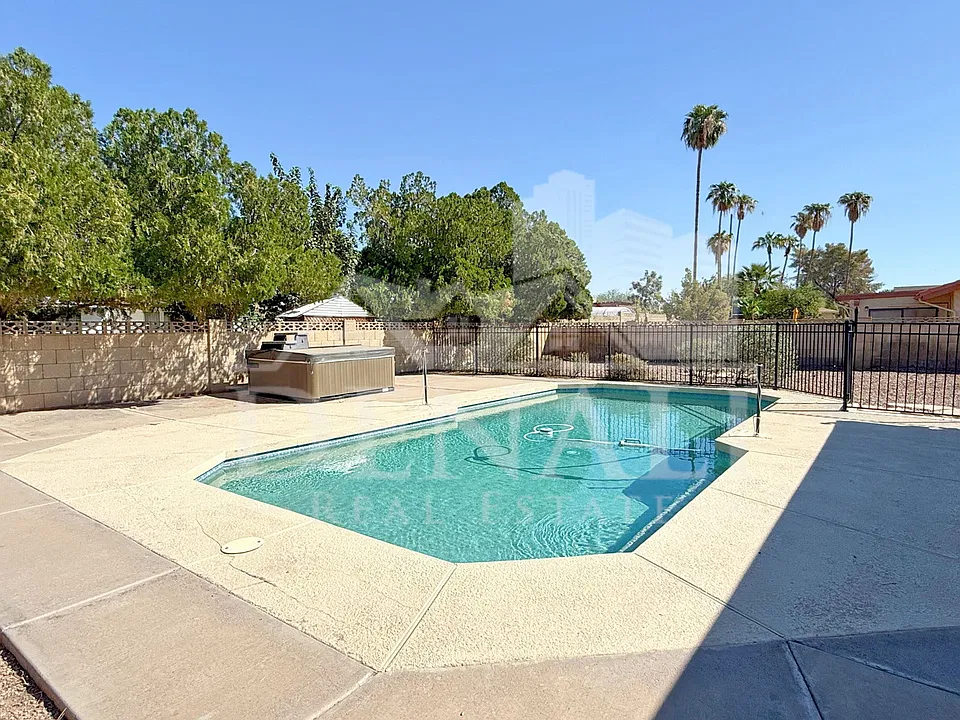 2434 E Jensen St