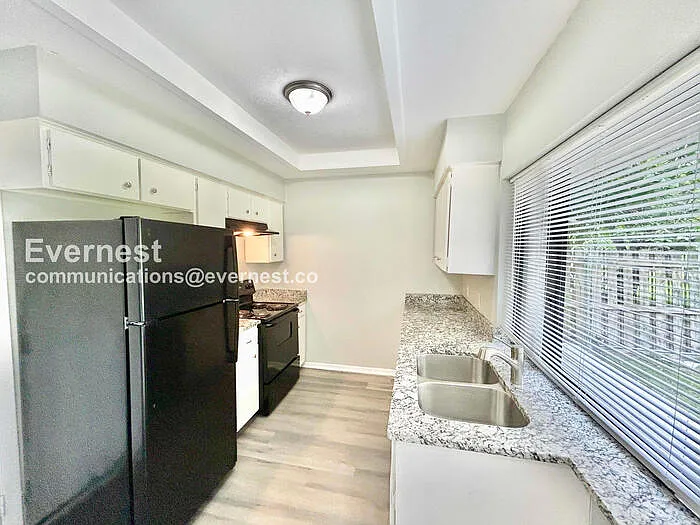 415 Southlake Dr — Photo 6