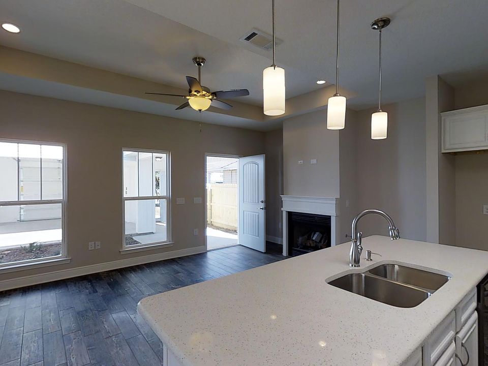 1st image of 1009 W Hillary St