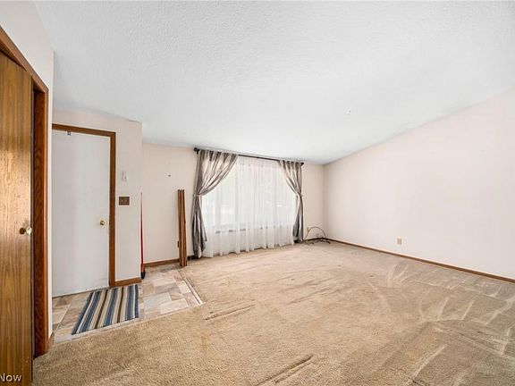 5th image of 424 N Hillsdale Dr
