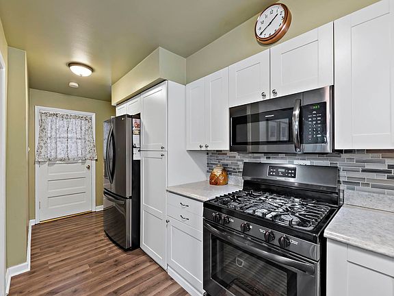 4th image of 10823 Leclaire Ave