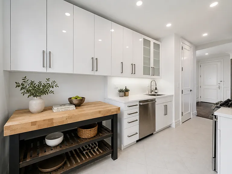 351 E 51st St #9C — Photo 5
