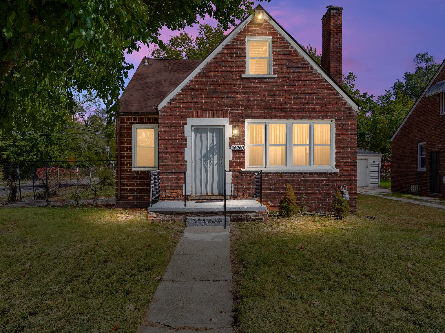 3 bed, 1.0 bath, 1275 sqft, $1,300 — Photo 1
