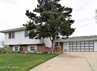 1745 Chippendale Rd, Hoffman Estates, IL 60169