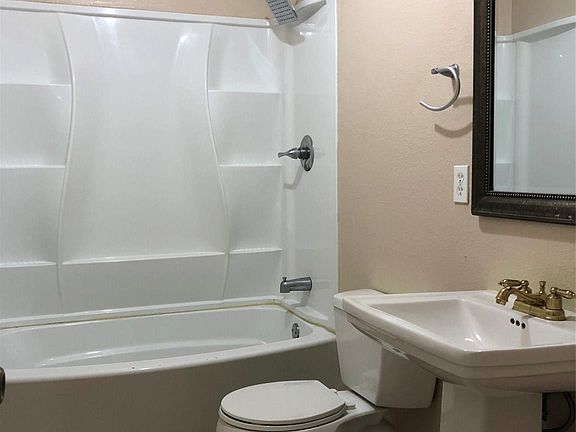 5th image of 703 N Avenue B