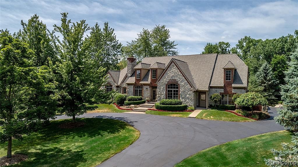 8242 Pine Hollow Ct, Grand Blanc, MI 48439 Zillow