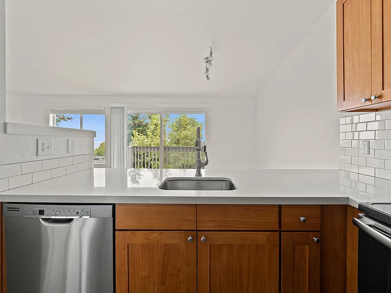 Sunset Shores Apartments — Photo 5