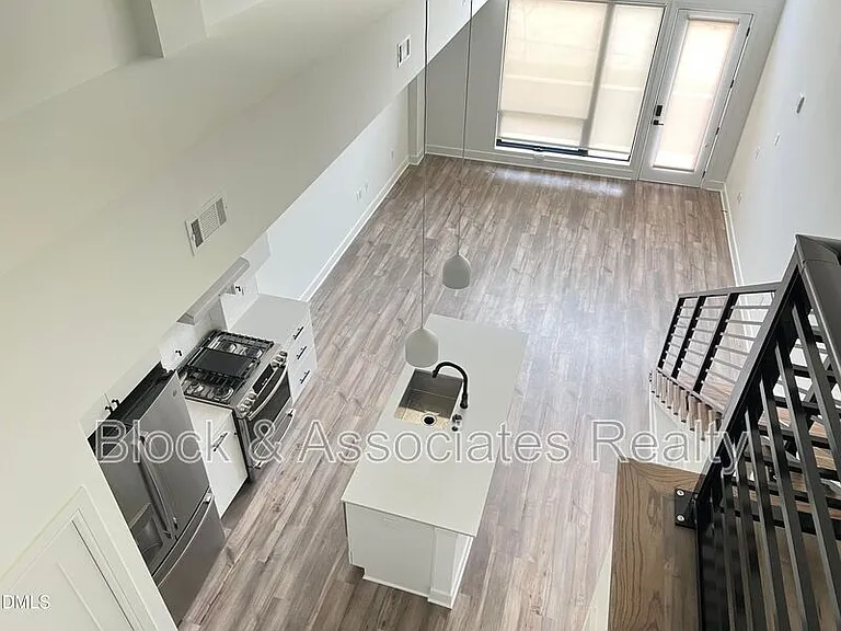 615-112 Daniels St — Photo 12