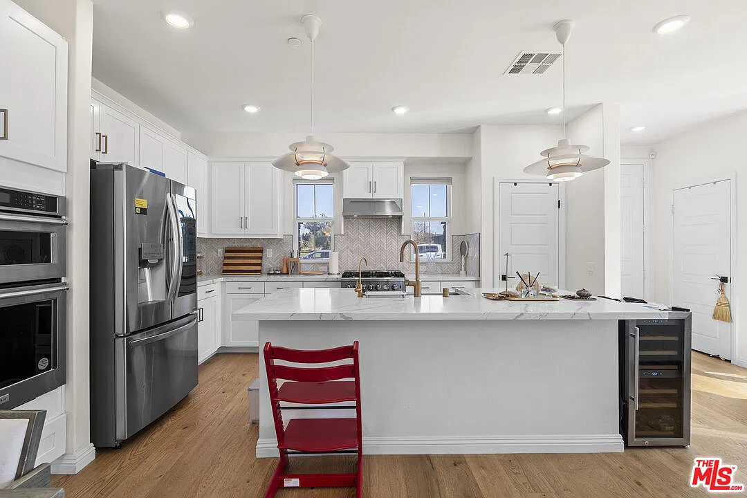 3 bed, 3.0 bath, 1691 sqft, $4,350 — Photo 1