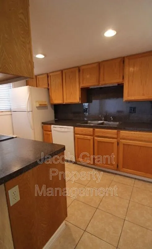 4 bed, 2.5 bath, 2100 sqft, $1,595 — Photo 4