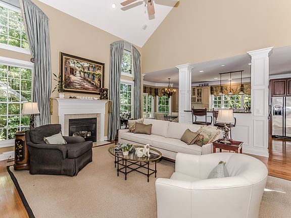 Living Rm w/kitchen in back