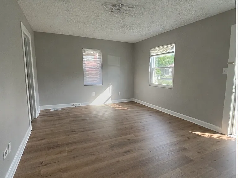 1438 Lillian Ave — Photo 10