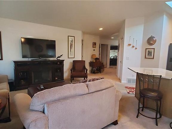 5th image of 601 S 38th St W