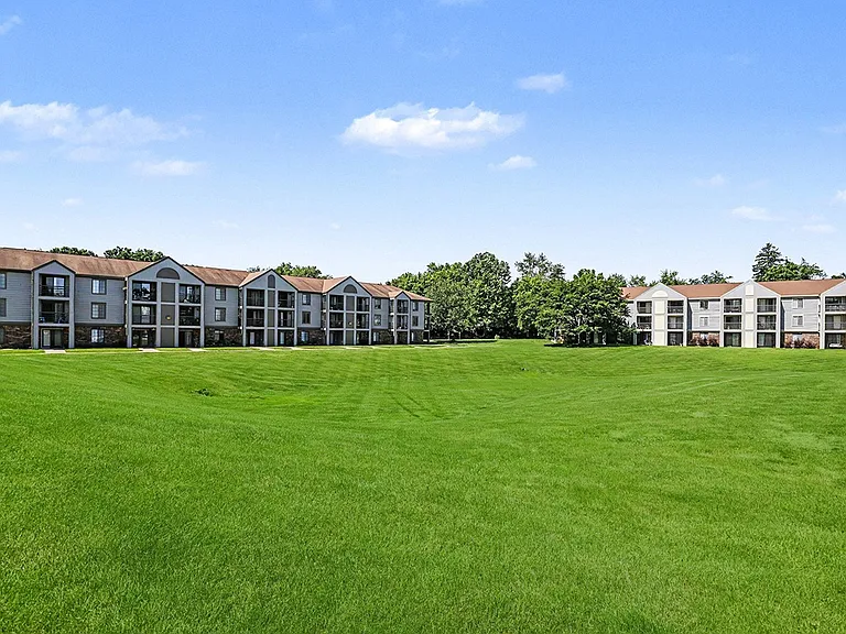 Emerald Park Apartments — Photo 28