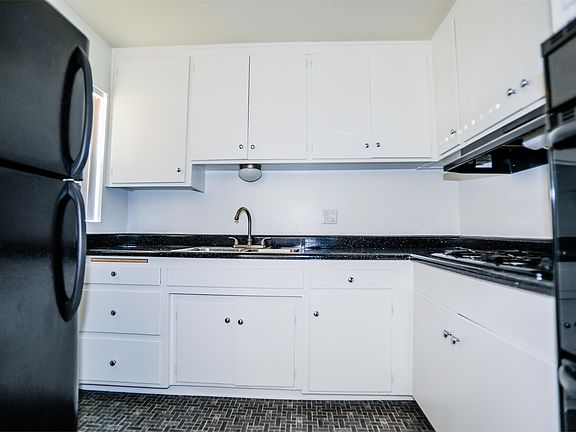 4th image of 2677 Melbourne Dr APT 1L