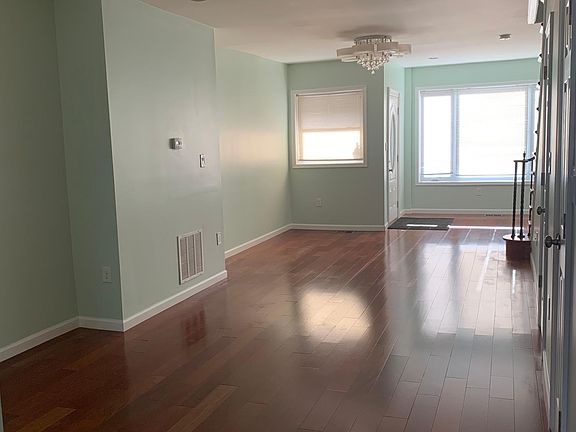 4th image of 2839 S Sheridan St