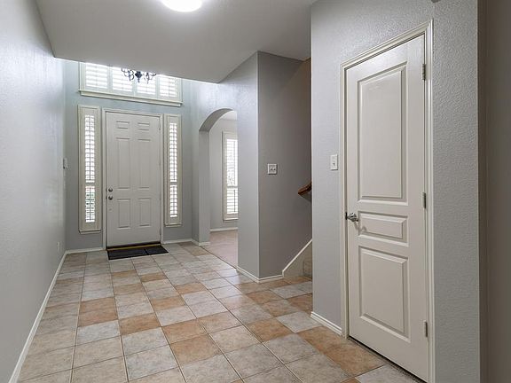 2nd image of 1928 Twin Oaks Cir