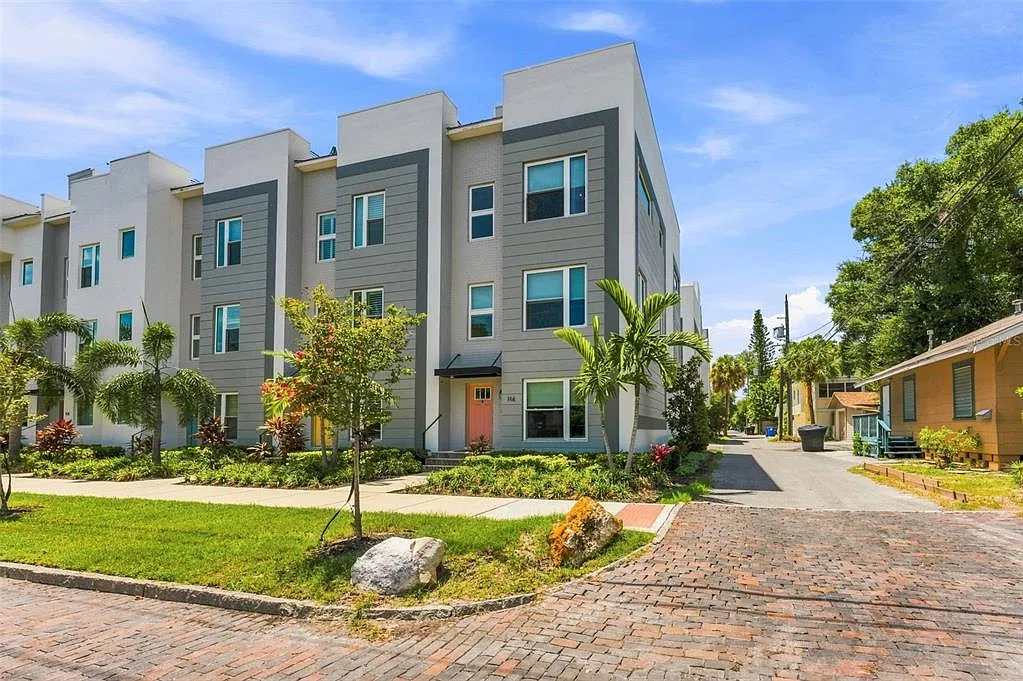 3 bed, 3.5 bath, 1897 sqft, $4,950 — Photo 4