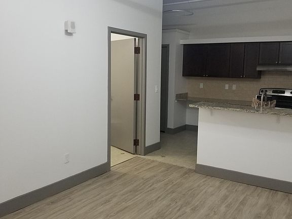 3rd image of 735 Griswold St APT 404