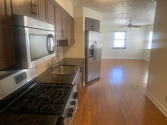 3rd image of 1811 E Long St #C