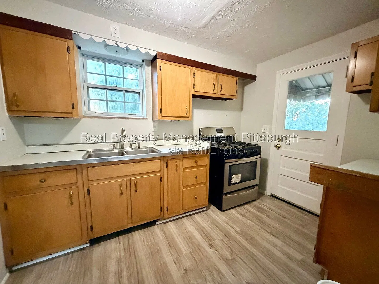 3 bed, 1.5 bath, 1254 sqft, $1,800 — Photo 2