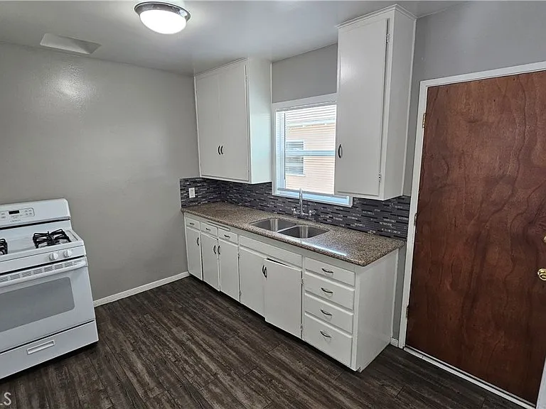 2402 N East St — Photo 6