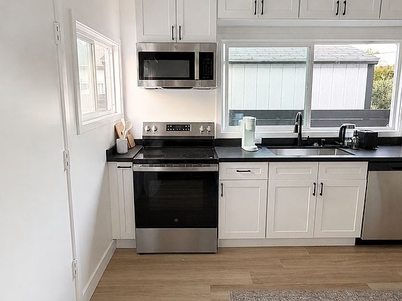 2nd image of 715 1/2 Sunset Ave