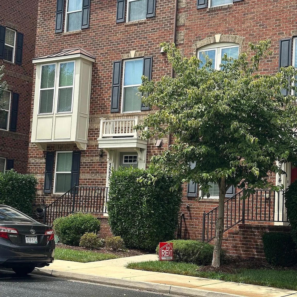 3 bed, 4.0 bath, 1760 sqft, $2,900 — Photo 2